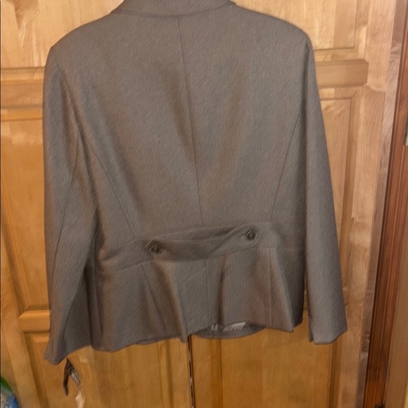 Larry Levine NWT size 16 women’s size large two piece suits and sepeperates - Picture 6 of 11